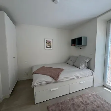 Elegant 3-br Garden - 5 Min Walk To - Behind Martinez דירה *