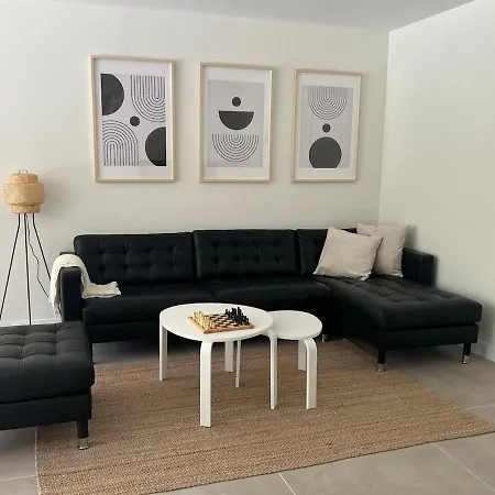 Elegant 3-br Garden - 5 Min Walk To - Behind Martinez דירה
