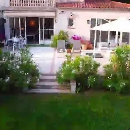 דירה Elegant 3-br Garden - 5 Min Walk To - Behind Martinez *