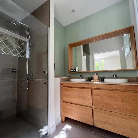 Elegant 3-br Garden - 5 Min Walk To - Behind Martinez *