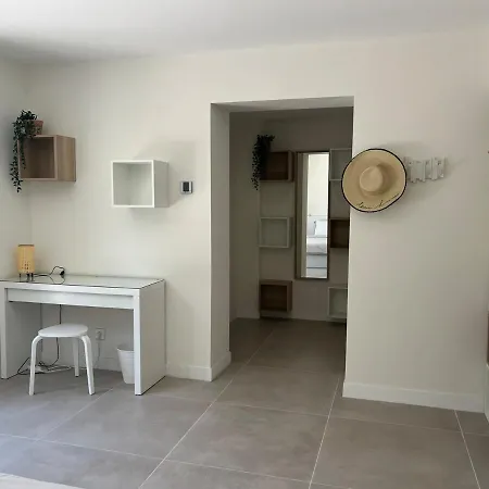 דירה Elegant 3-br Garden - 5 Min Walk To - Behind Martinez קאן