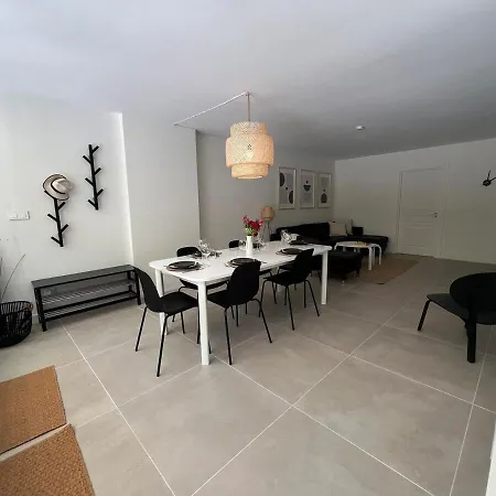 Elegant 3-br Garden - 5 Min Walk To - Behind Martinez דירה *