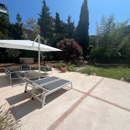 Elegant 3-br Garden - 5 Min Walk To - Behind Martinez *